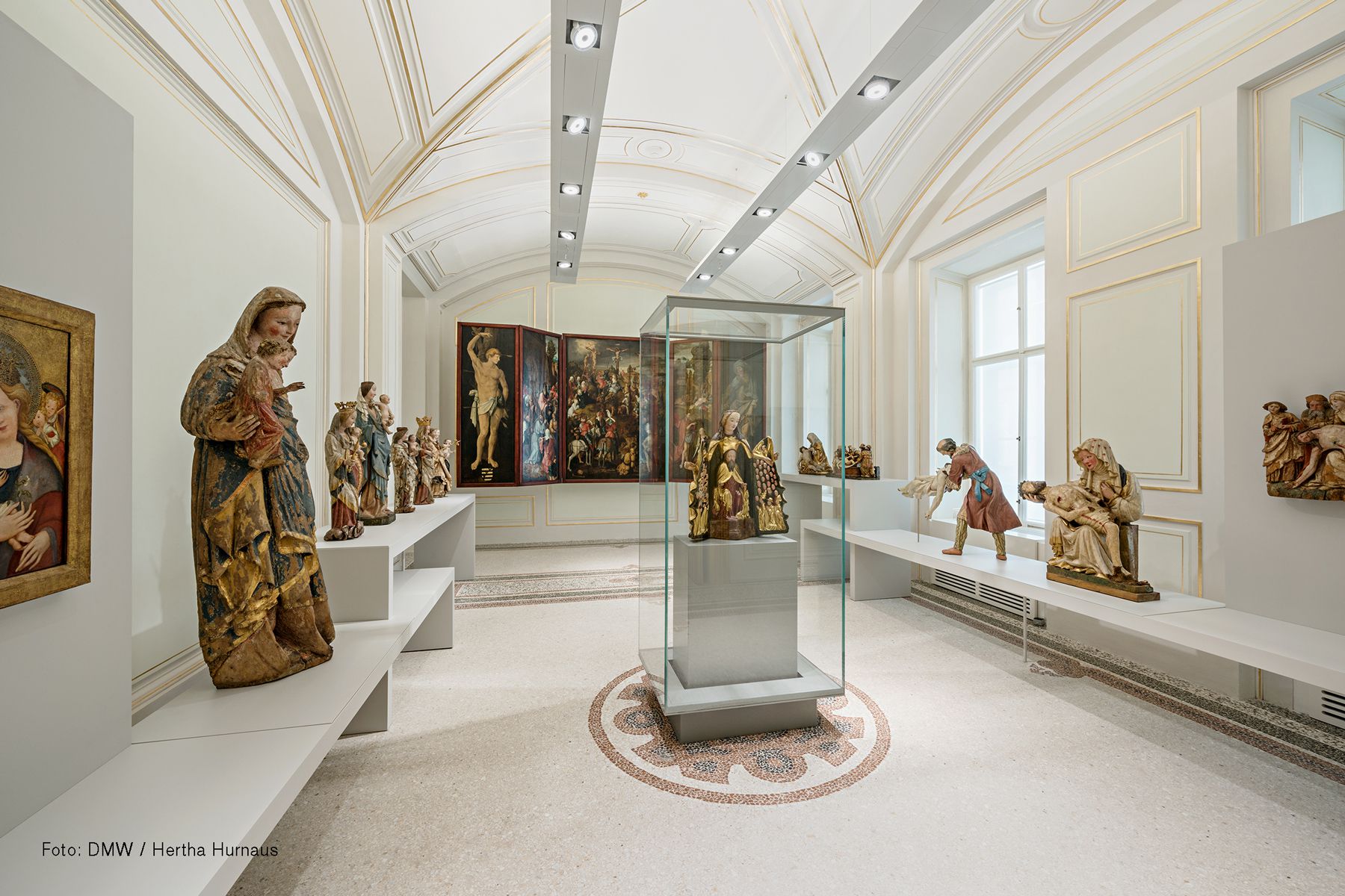 Dom Museum Wien, Innenansicht, verschiedene Skultpuren stehen in der hellen Kapelle