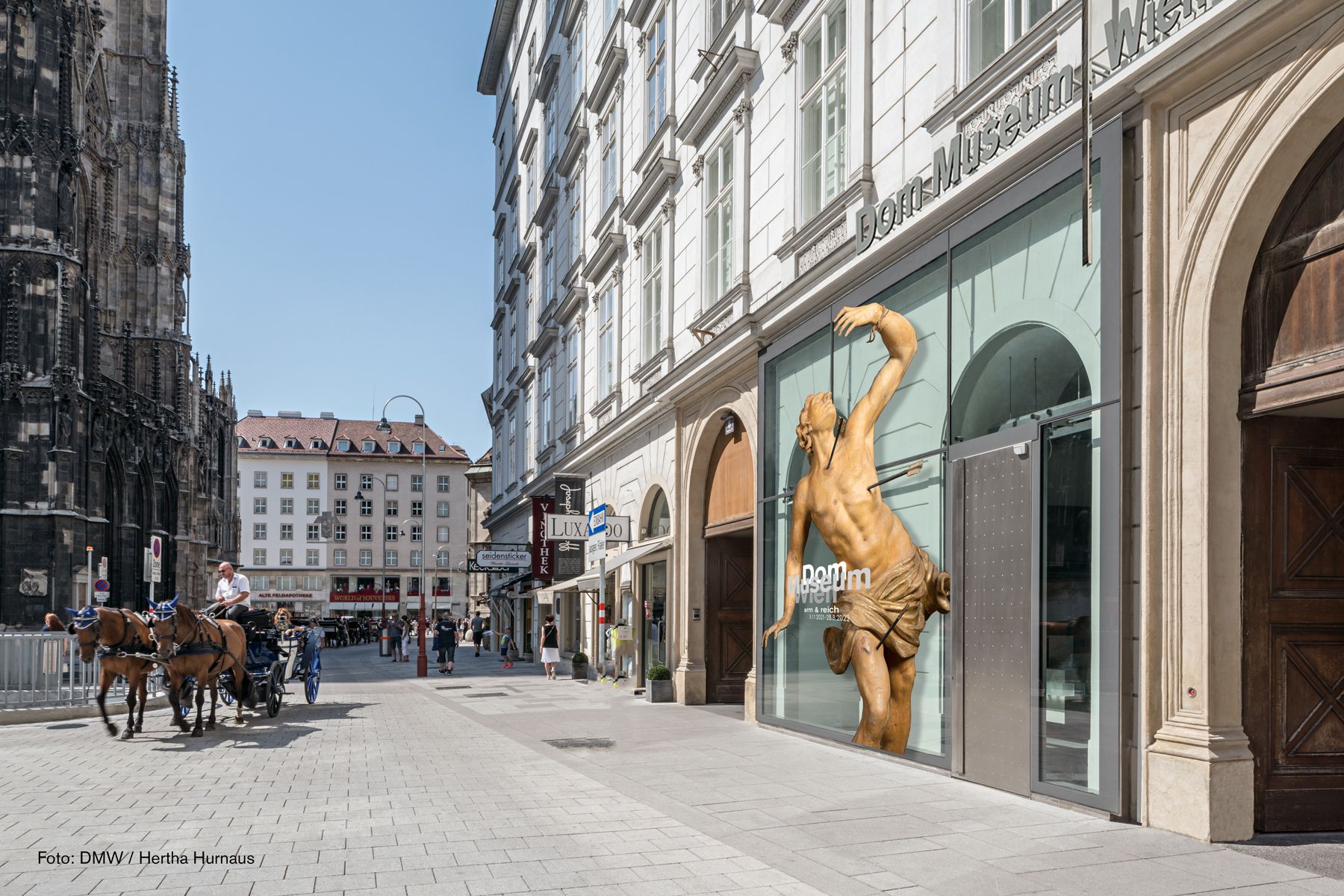 Dom Museum Wien, Außenansicht, links am Bildrand ist der Stephansdom zu erkennen