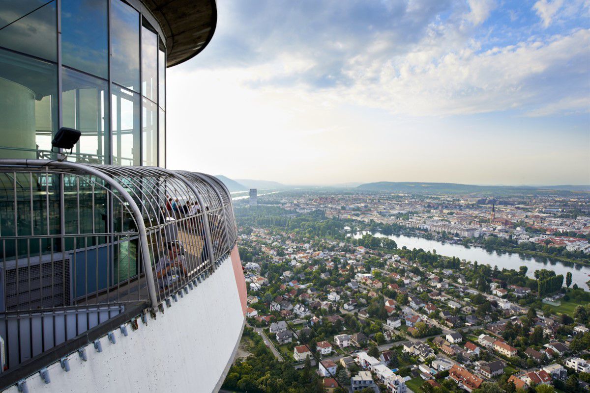 Donauturm, Ausblick Richtung Alte Donau vom Donauturm, man sieht das Geländer der Aussichtsplattform