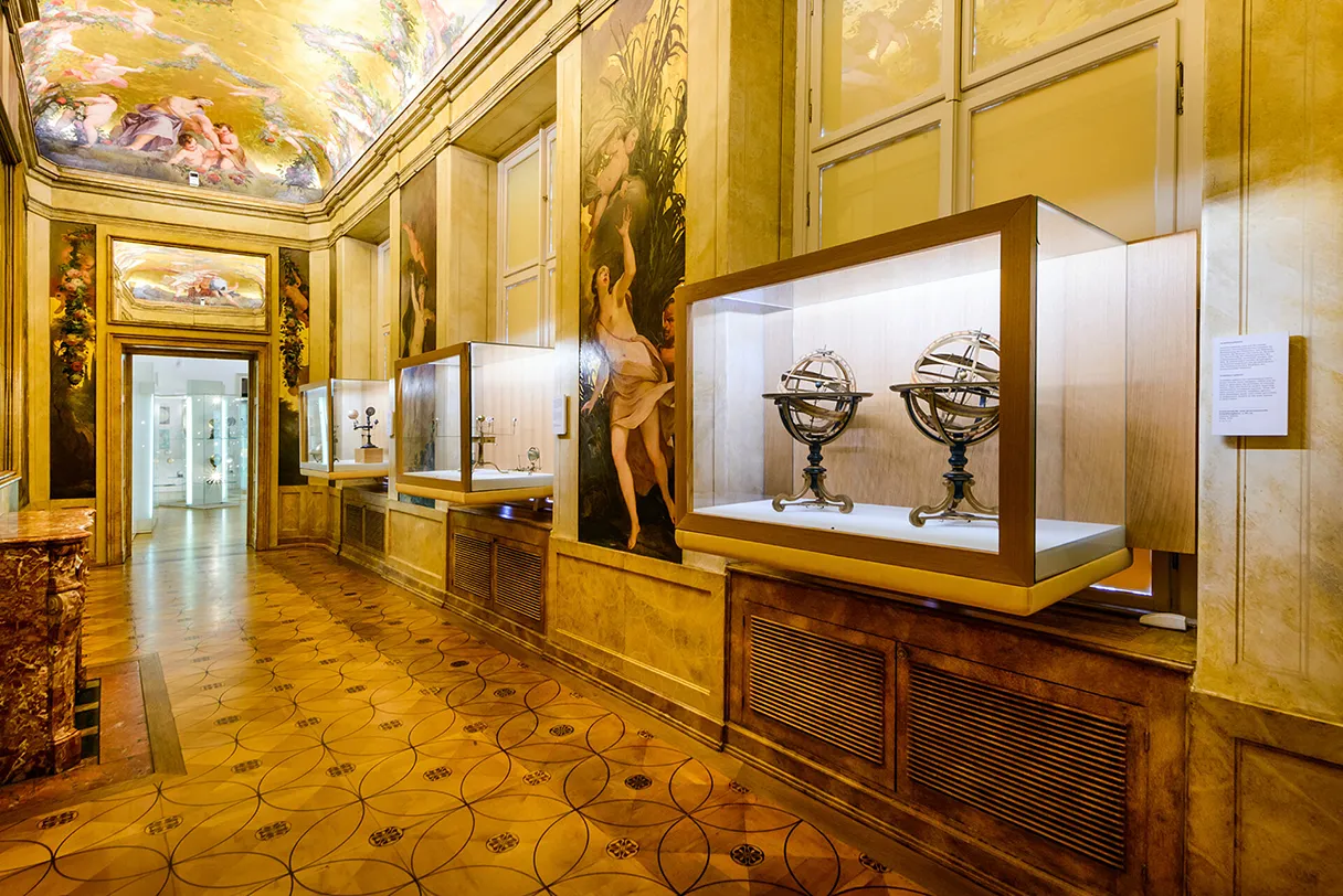 Globenmuseum, Wien, Innenbereich Museum, Globen sind in Vitrienen ausgestellt