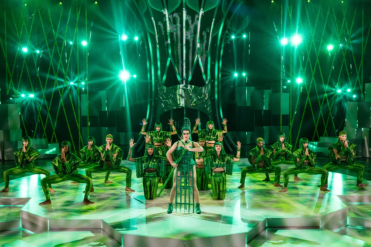 Friedrichstadt-Palast Berlin, Falling in Love, The green garden, green stage design, dancers wear green costumes and dance formations