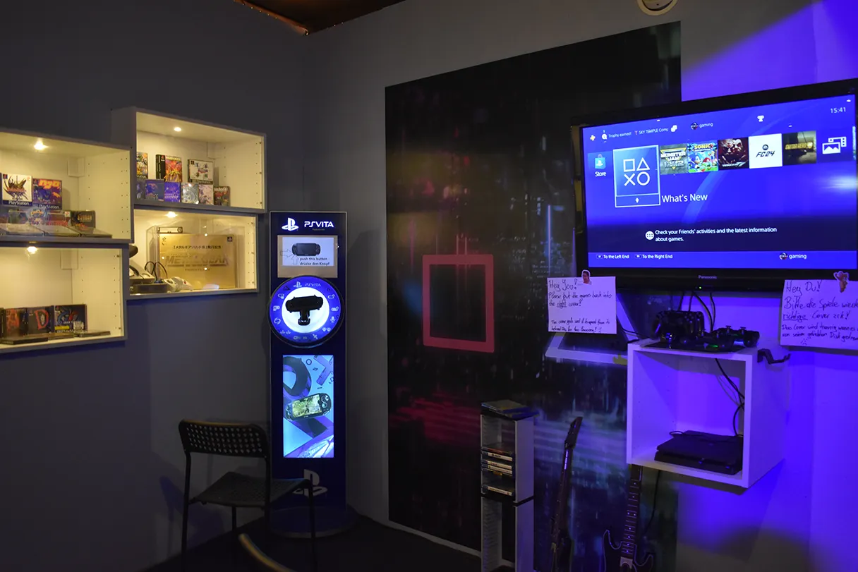 Gaming Museum Vienna, exhibits in illuminated vitrines, television with various computer games