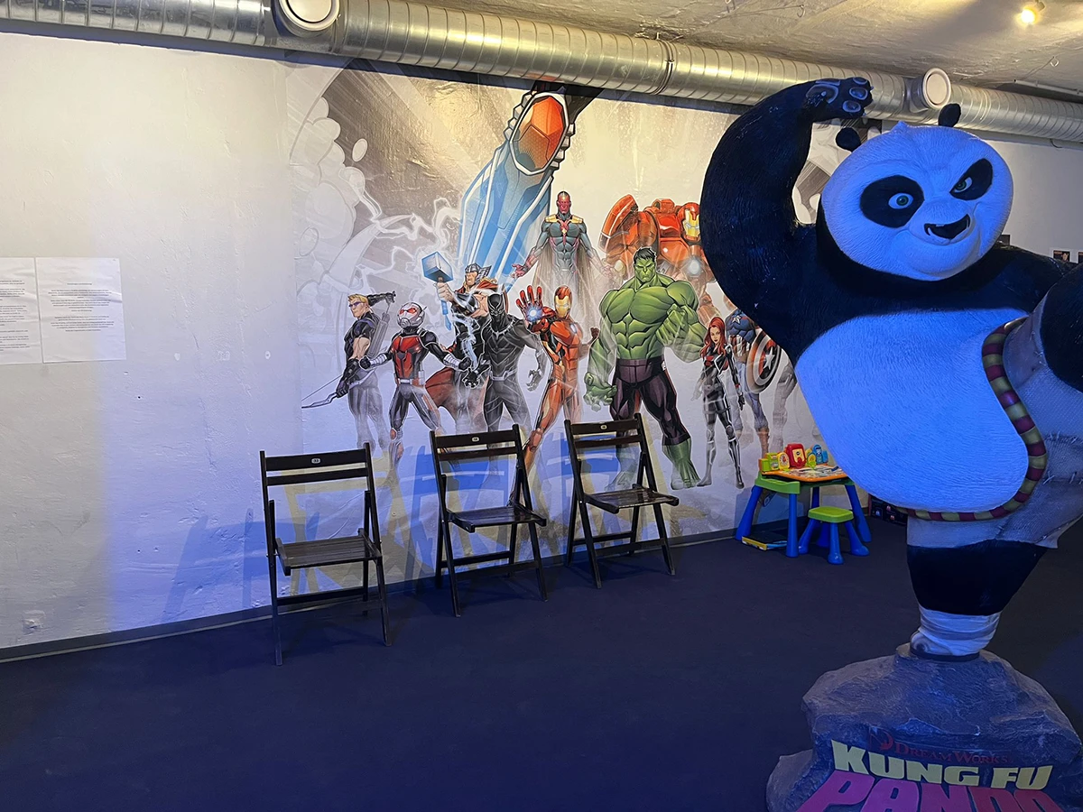 Gaming museum Wien, Innenbereich, große Kugfu Panda Figur steht am Bildrand