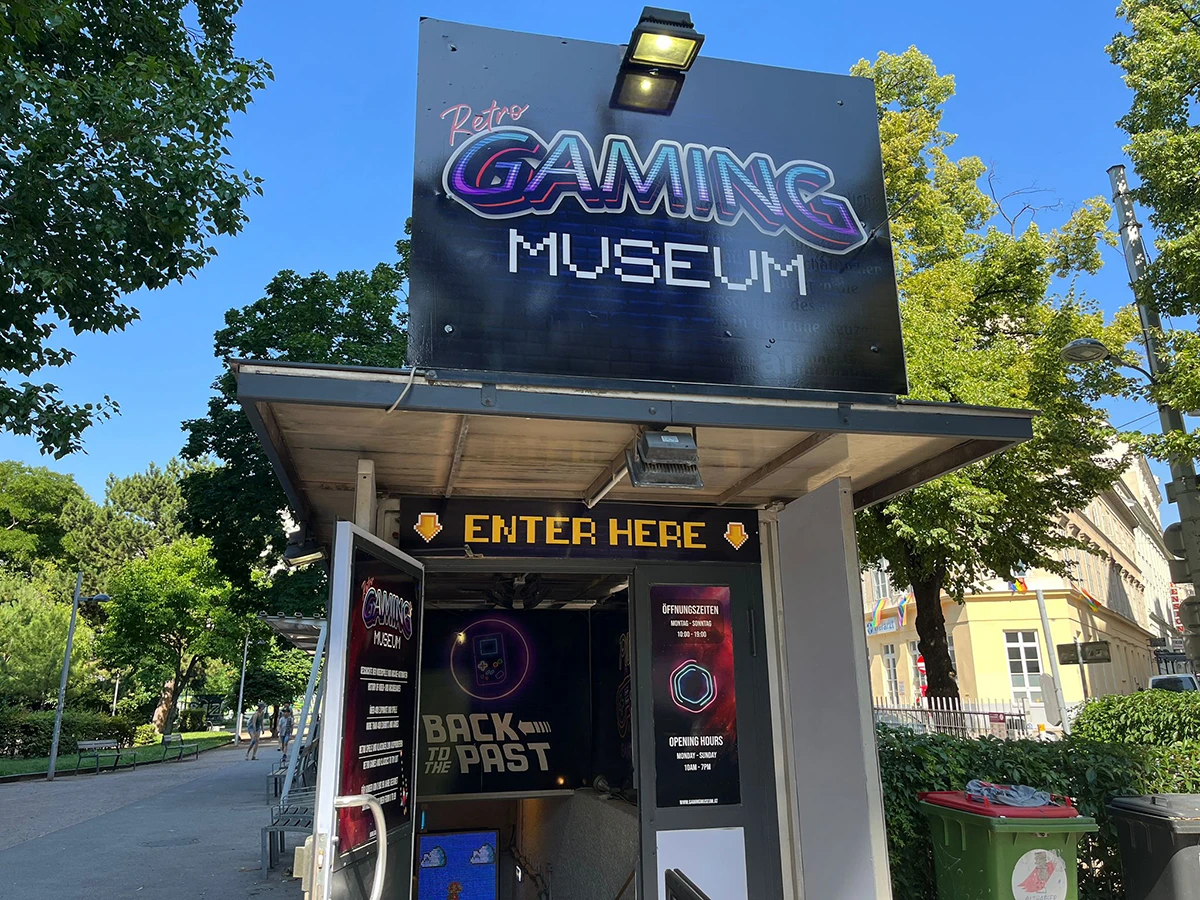 Gaming museum Wien, Eingangsbereich mit großen Reklameschildern