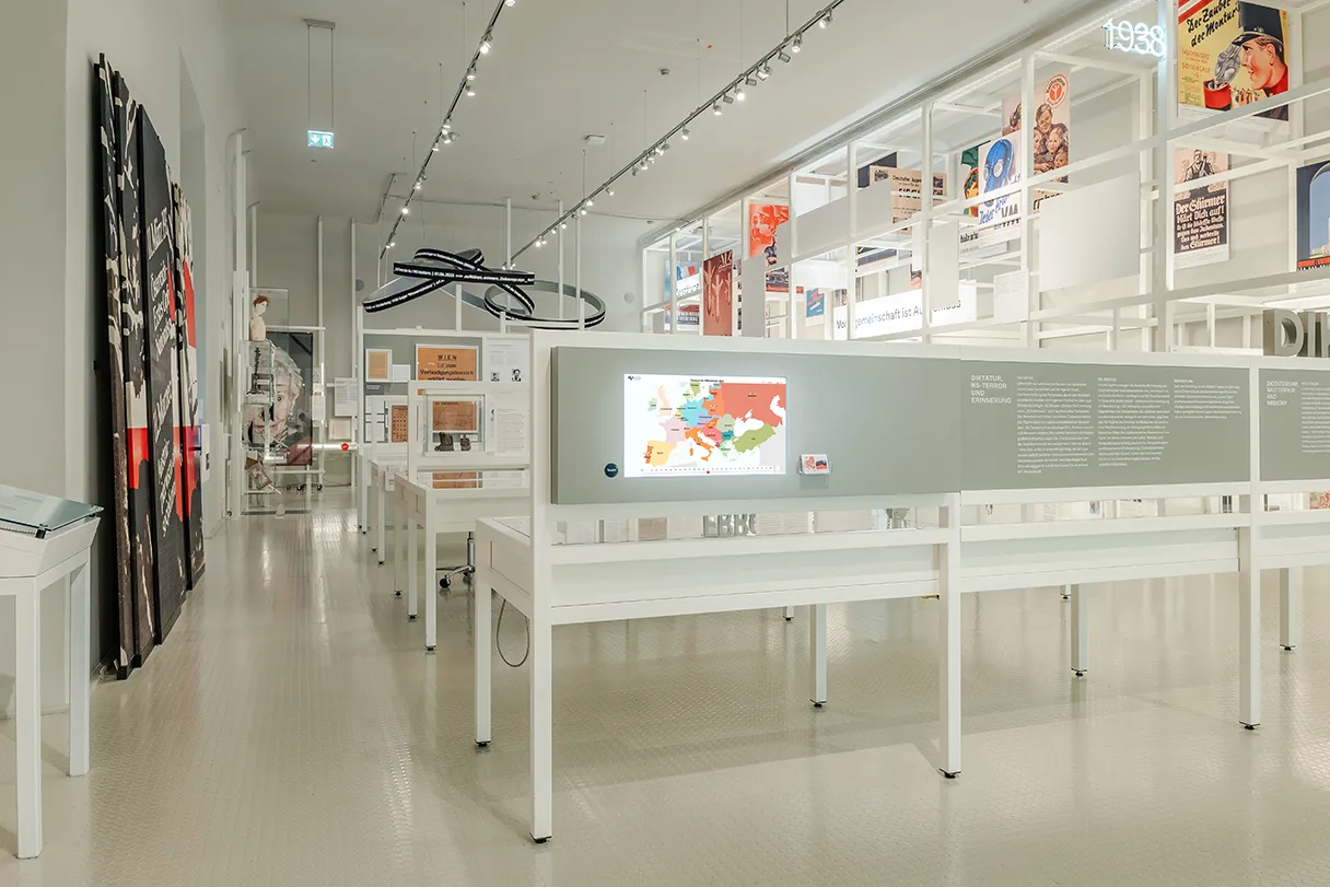 Haus der Geschichte Österreich, Innen, Ausstellungsbereich, weiße Vitrinen, in denen verschiedenen Ausstellungsstücke gezeigt werden