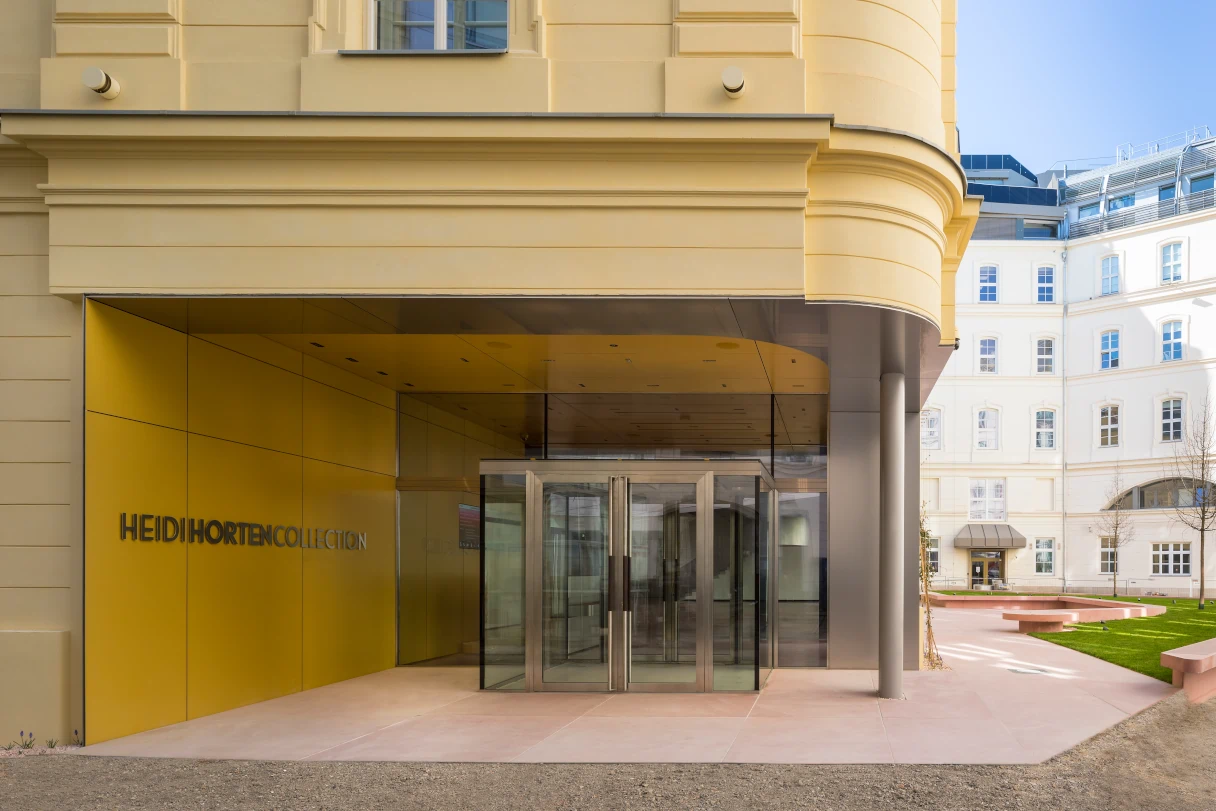 Heidi Horten Collection, Außenansicht, gelbes Gebäude, Eingangsbereich, Glastüren
