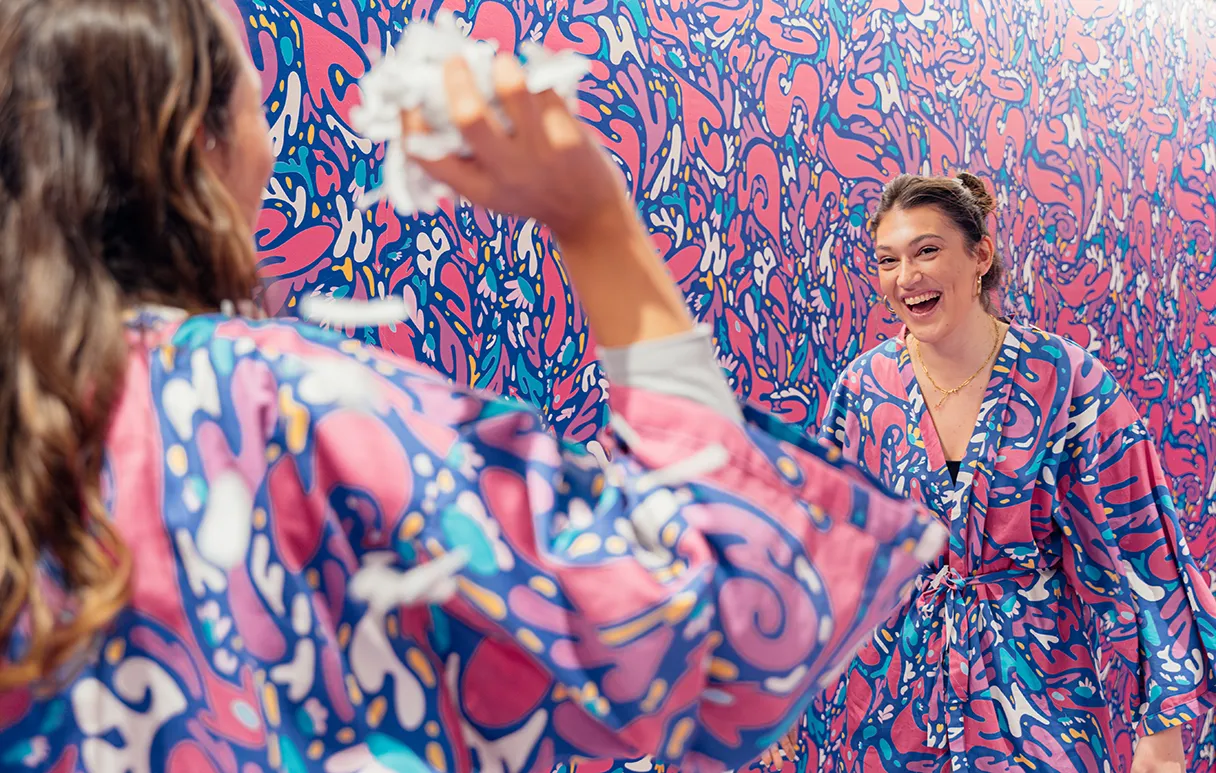 IKONO Berlin, Two women are barely distinguishable from the background with their capes