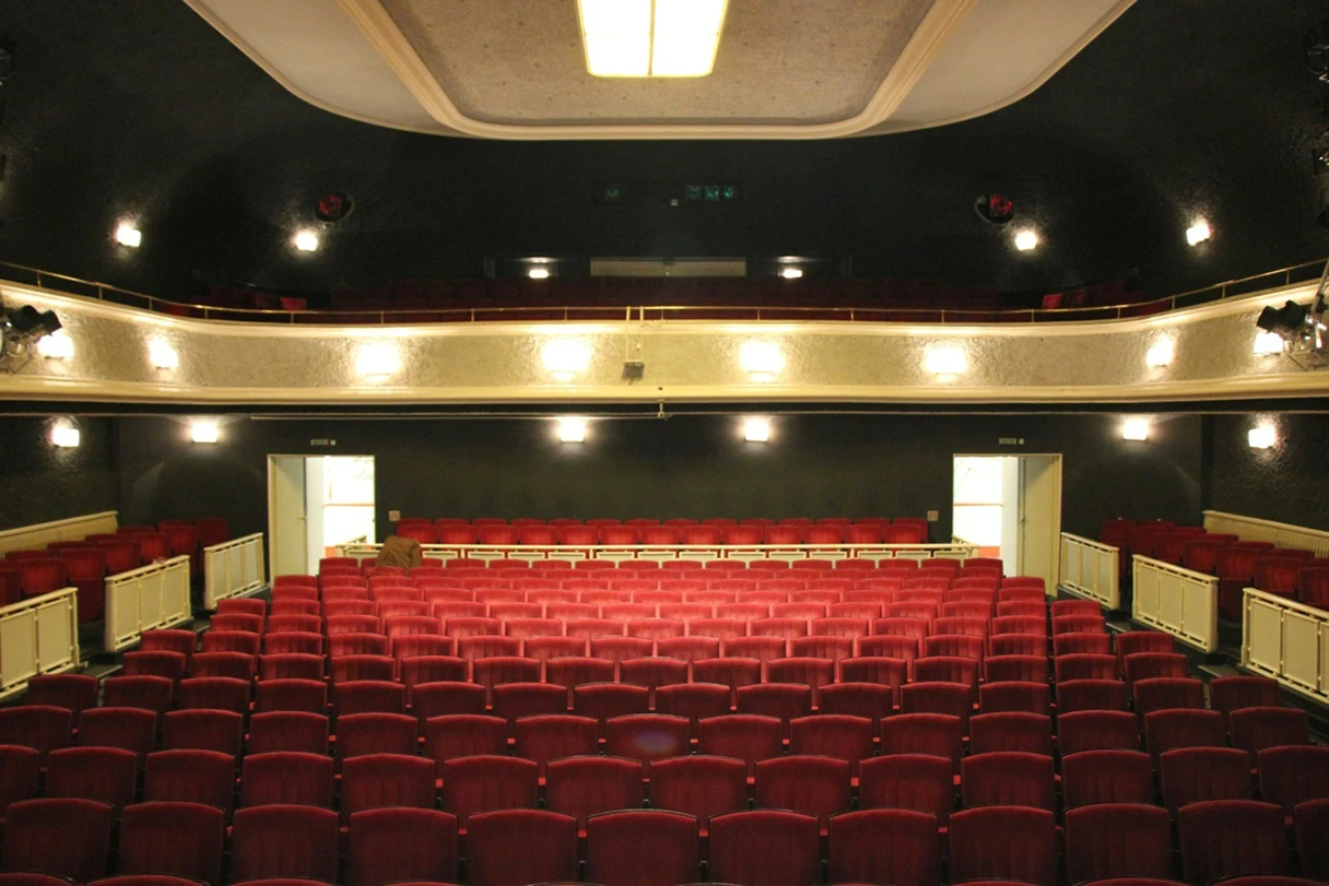 Kabarett Theater Distel, Theatersaal innen, rote Sitze, Blick auf die Bühne