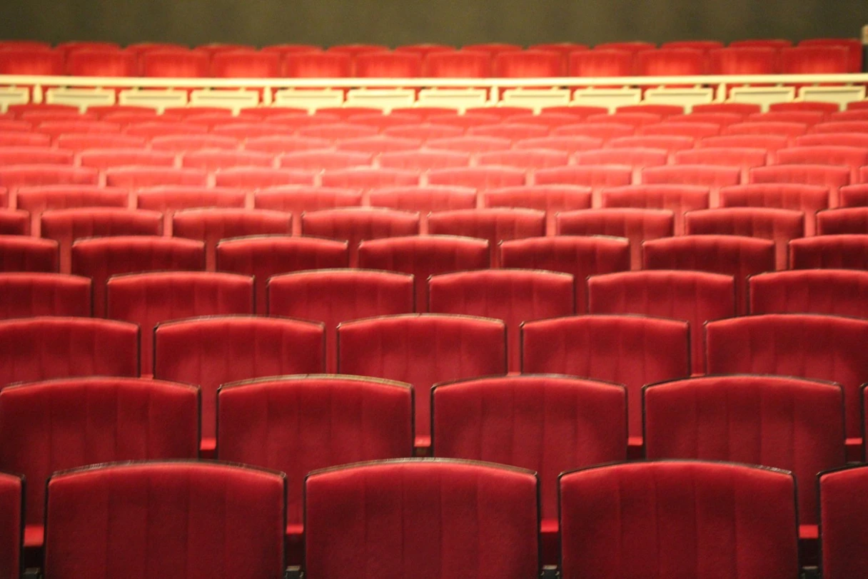 Kabarett Theater Distel, Saal Innenansicht, rote Sitze