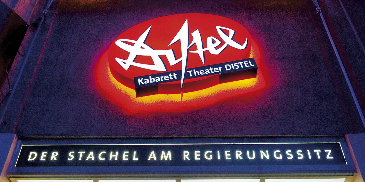 Kabarett Theater Distel, Fassade von außen, Distel Schriftzug, leuchtene Buchstaben