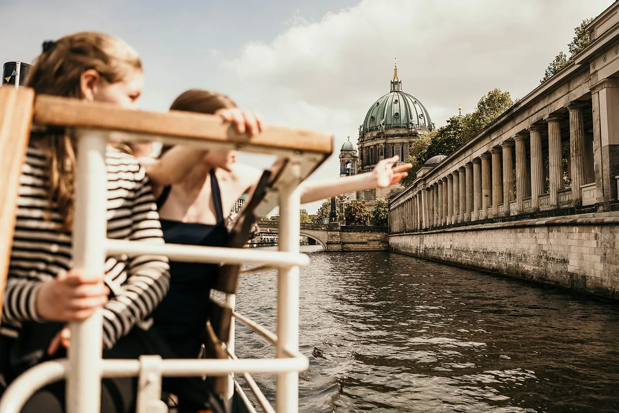 Kaiser Friedrich, ship, Berlin, Museum Island, two children sit on the ship and look at the Museum Island, in the background you can see the Berlin Cathedral, one child holds his arm out and enjoys the breeze