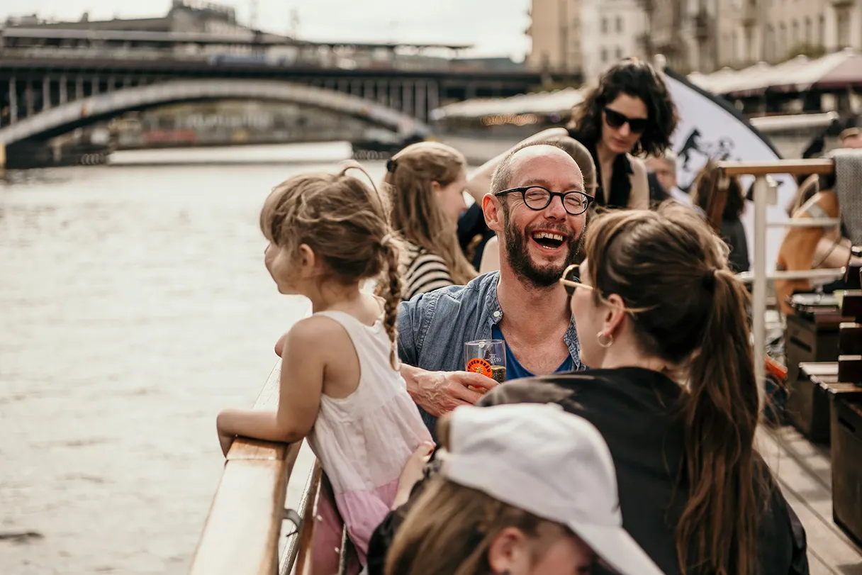 Kaiser Friedrich, Schiff, Berlin, Gäste sitzen auf dem Schiff und lachen, Kind steht an der Reeling und schaut aufs Wasser