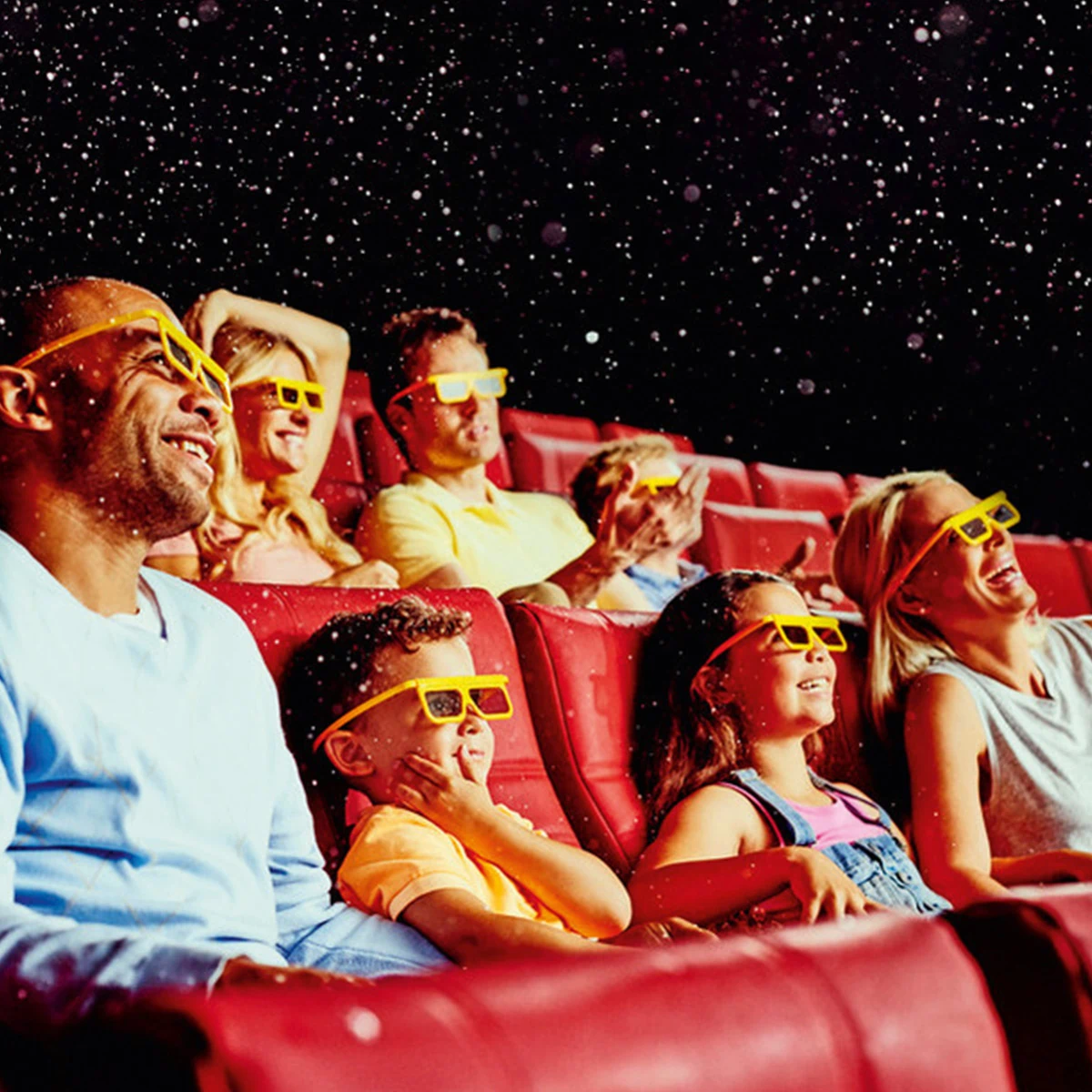 LEGOLAND® Discovery Centre Berlin, Familie sitzt mit 3D Brillen in roten Sesseln und schaut einen Film