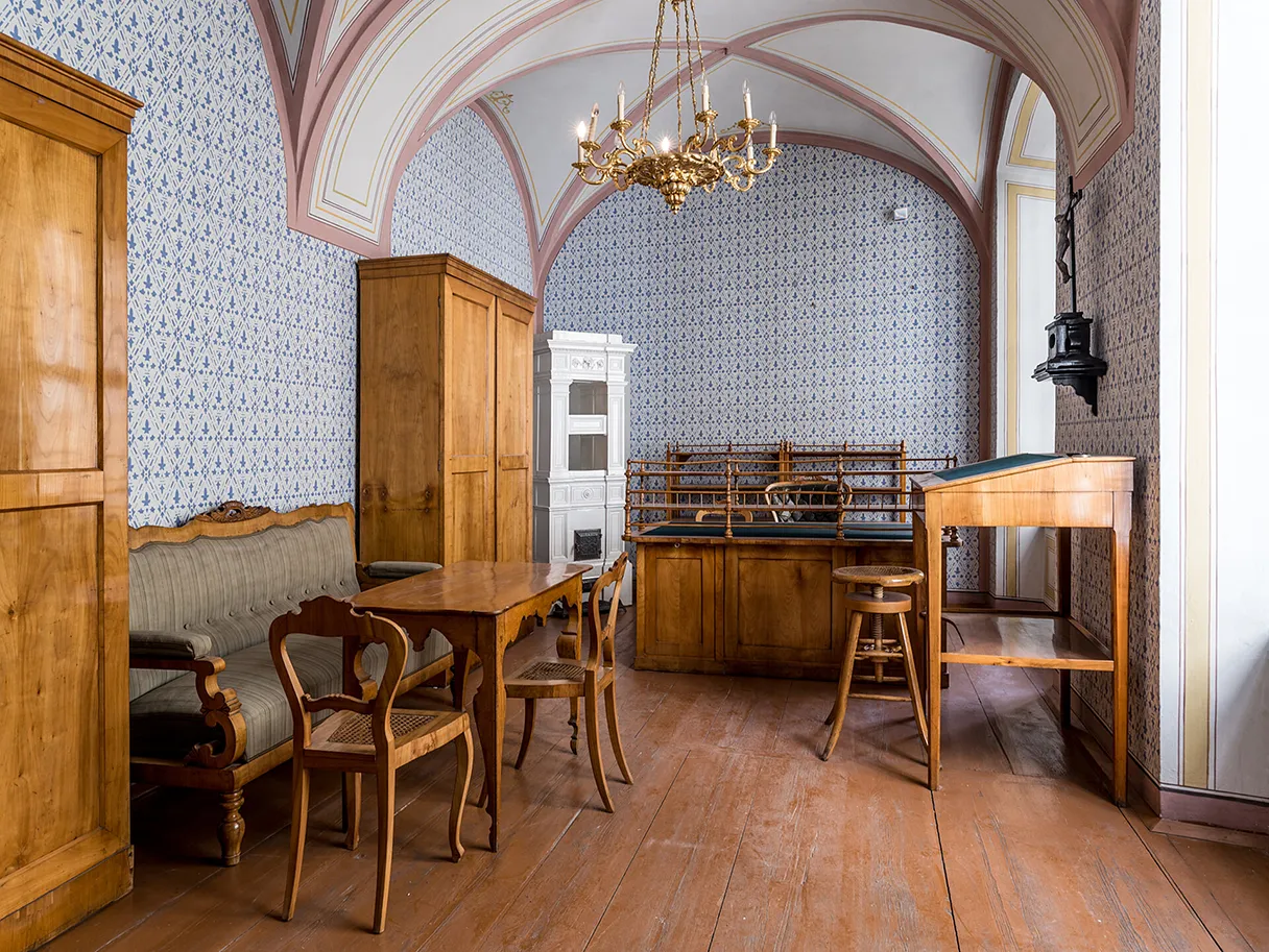 Literaturmuseum der Österreichischen Nationalbibliothek, Wien, Arbeitszimmer Franz Grillparzer, Holzmöbel stehen im Raum