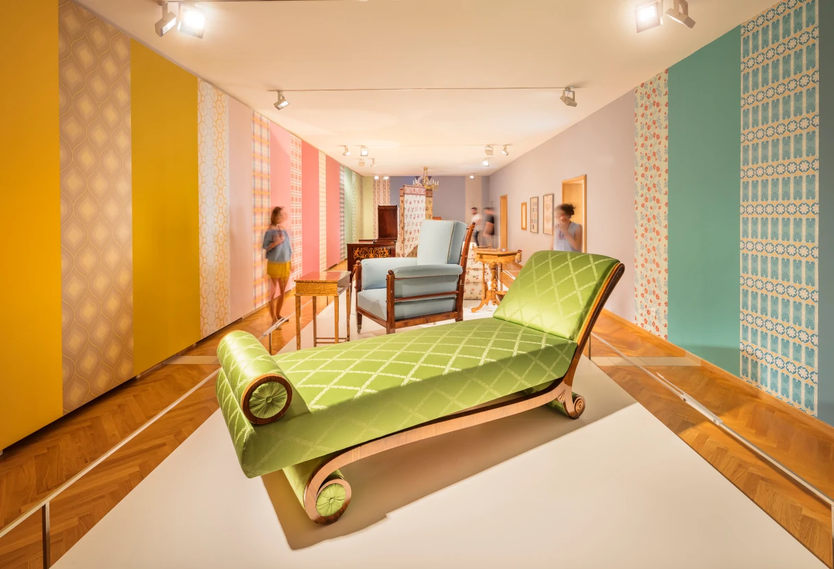 Möbelmuseum, Biedermeier Sofas und Tapeten, grünes Sofa im Ausstellungsraum