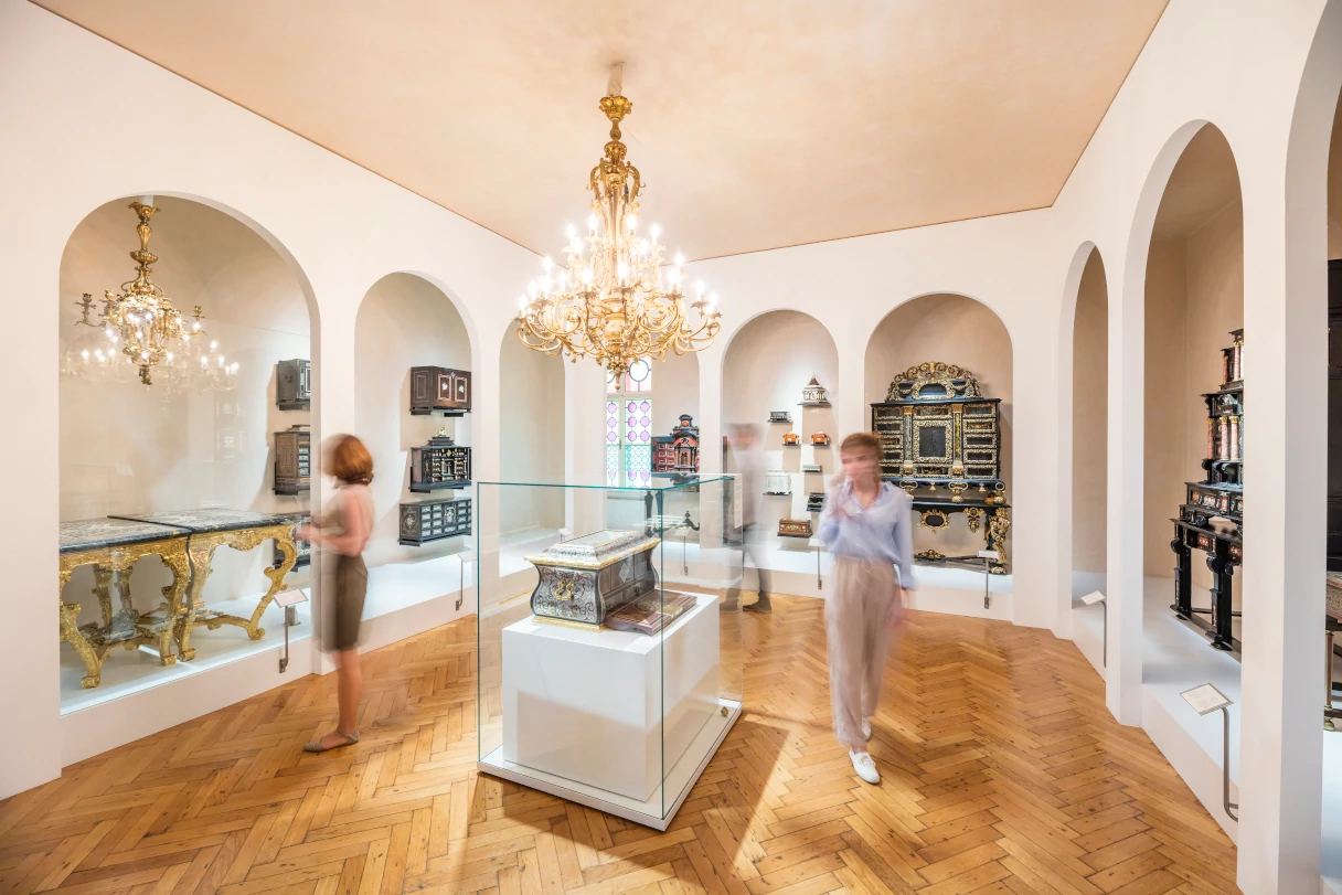 Möbelmuseum, Laxenburger Zimmer, verschiedene Ausstellungsobjekte werden asugestellt, Besucherinnern laufen durch die Ausstellung