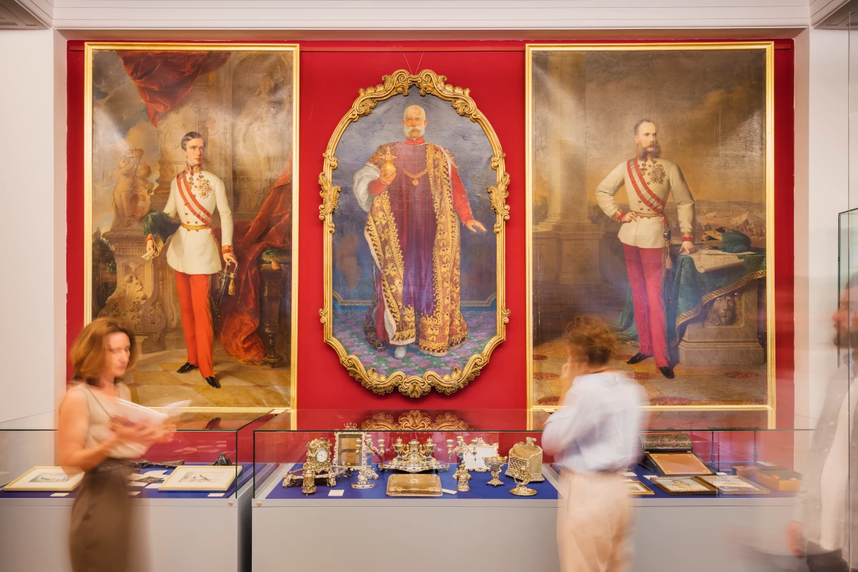 Möbelmuseum, Gemälde von Franz Josef, Beuscher stehen vor dem riesigen Gemälde