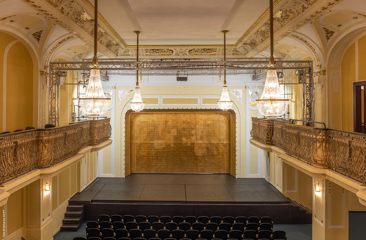 MusikTheater an der Wien - Kammeroper, Blick in den Saal mit Bühne und Sitzplätzen