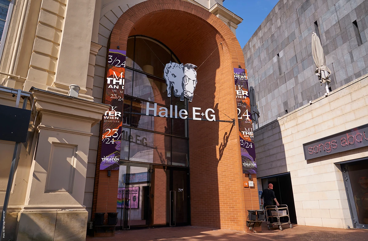 Theater an der Wien, Eingangsbereich Halle E im MuseumsQuartier, Außenbereich