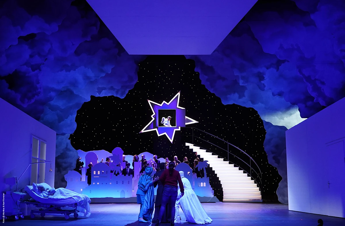 Theater an der Wien, Bühnenbild, lila Lichtinstallation, helle Treppe führt zu einem sternenförmigen Ausgang