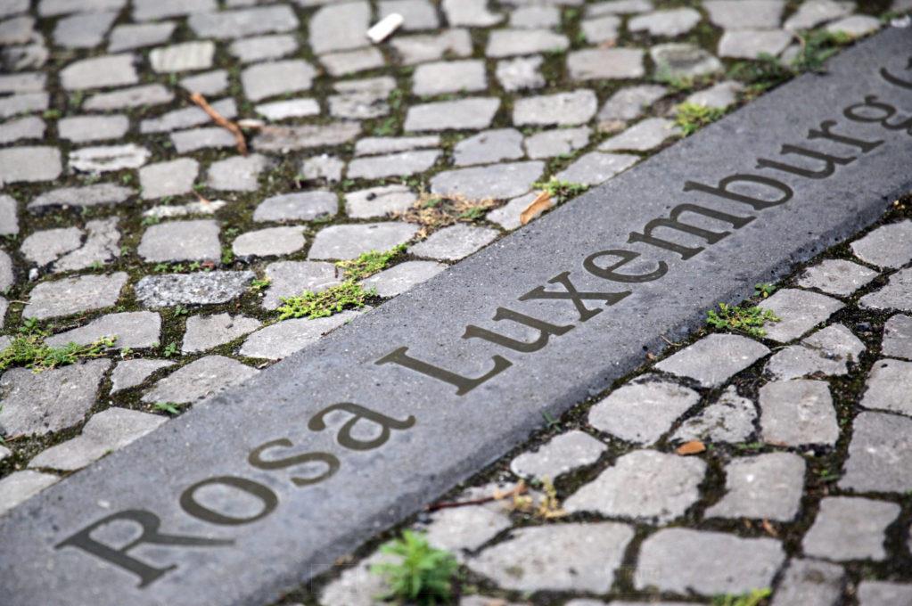 Rosa Luxemburg, Schriftzug auf dem Boden