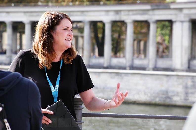 Stadtführerin erklärt während einer Tour mit orginial berlin walks