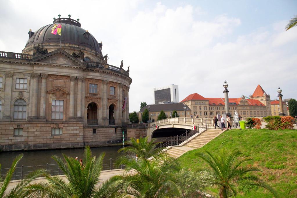 Blick auf die Museumsinsel, Palmen im Vordergrund, sonniger Tag