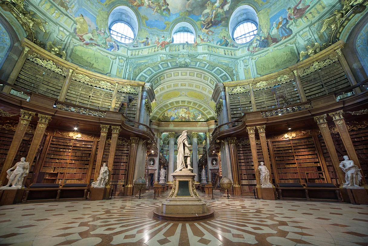 Prunksaal der Österreichischen Nationalbibliothek, Skulpturen, Bücher, hohe Decken, keine Menschen