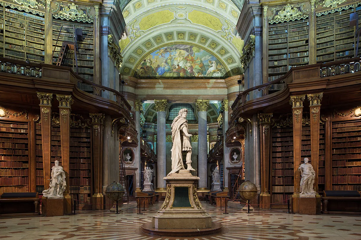 Prunksaal der Österreichischen Nationalbibliothek, Skulpturen, Bücher, hohe Decken, keine Menschen