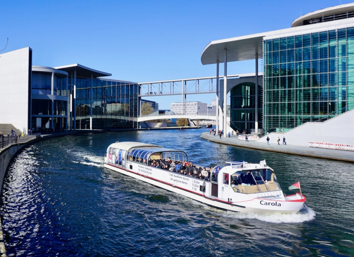 Reederei Hadynski, Berlin, Regierungsviertel, blauer Himmel, Boot schwimmt auf der Spree