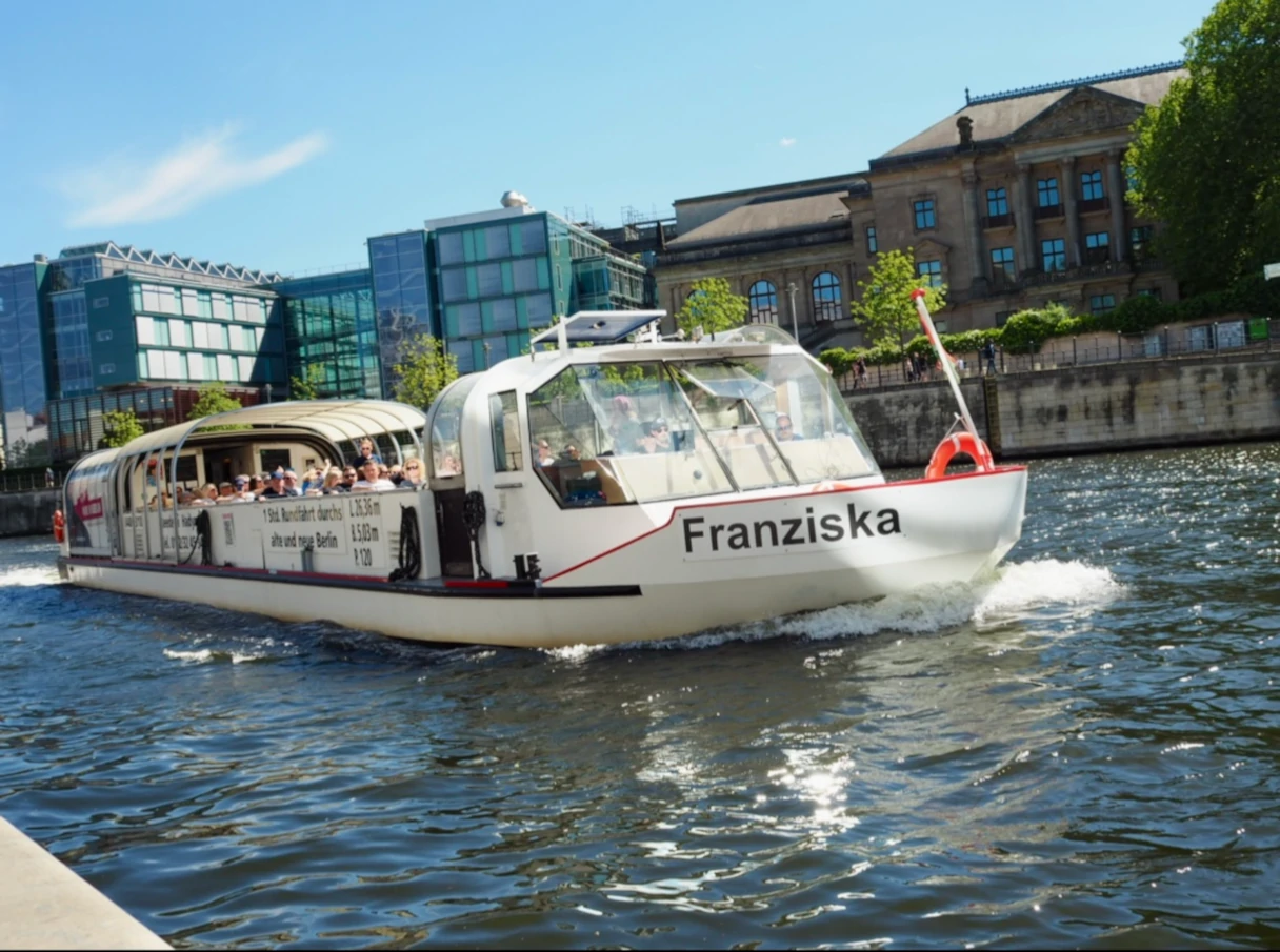 Reederei Hadynski, Berlin, Boot mit dem Namen Franziska fährt auf der Spree