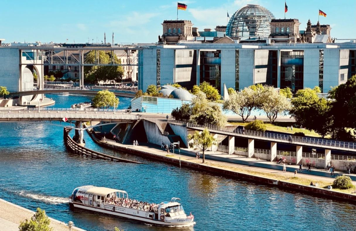 Reederei Hadynski, Berlin, Blick auf das Regierungsviertel, Reichstag im Hintergrund