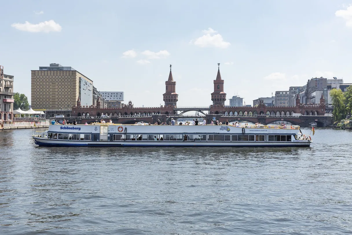 Reederei Riedel, ship Schöneberg turns in front of the Oberbaumrücke on the Spree