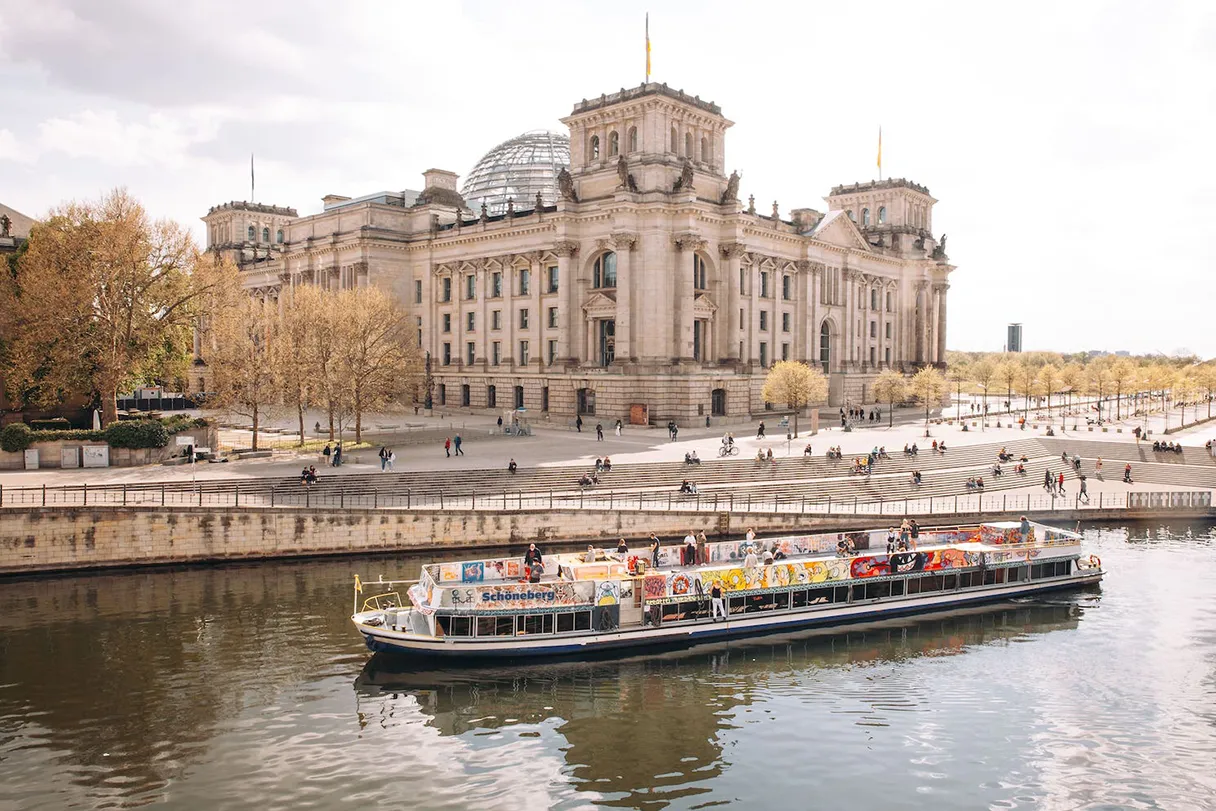 Reederei Riedel, Schiff Schöneberg auf der Spree, vor dem Reichstagsgebäude im Regierungsviertel