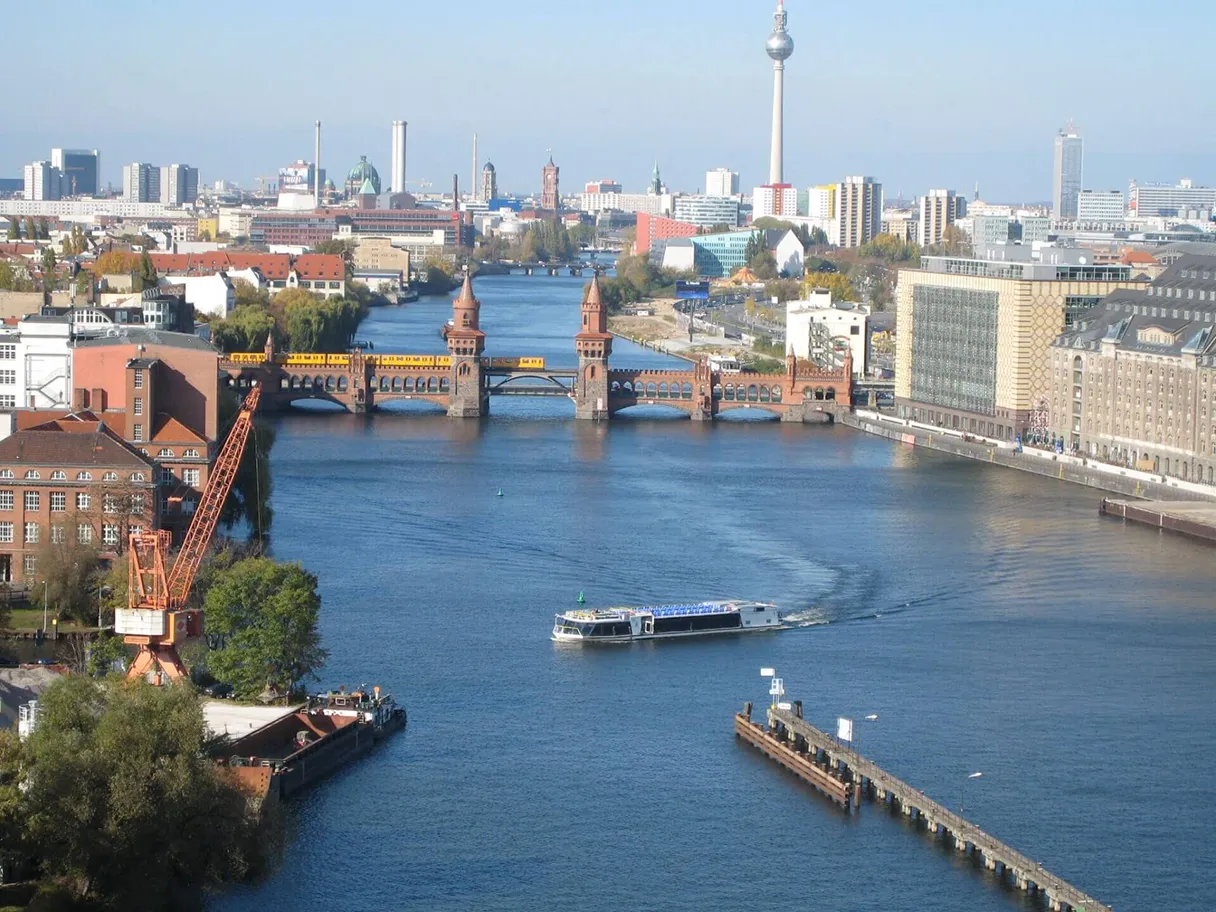 Reederei Riedel, Blick auf das Schiff Spreediamant mit der Berliner Skyline im Hintergrund, Oberbaumbrücke, Vogelperspektive