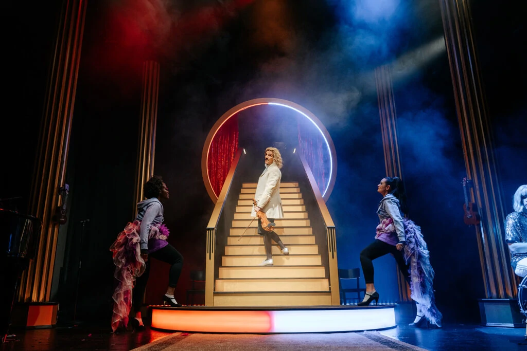 Bühnenbild von Berlin is ja so gross im Renaissance Theater Berlin. Showtreppe und die Künstler laufen die Treppe runter.