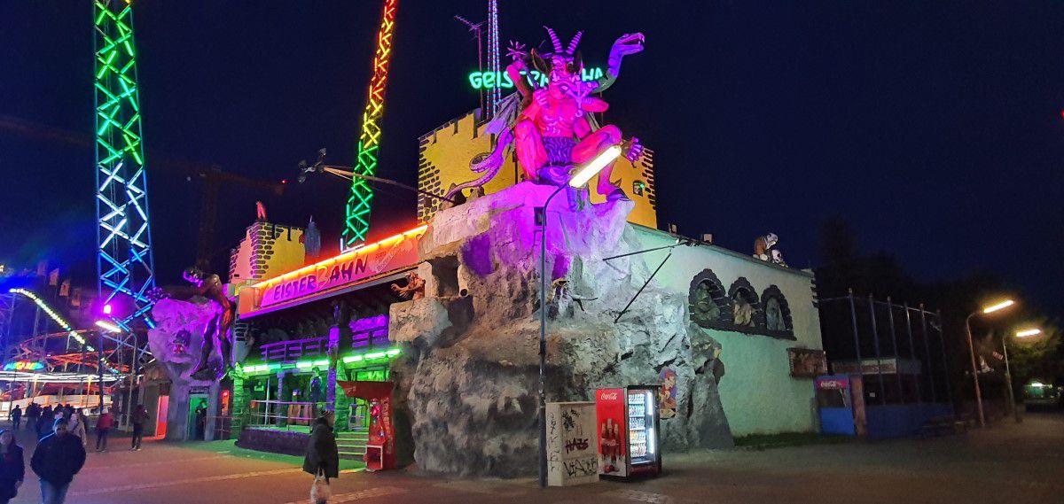 Geisterbahn zum Roten Adler, Wiener Prater, Außenansicht