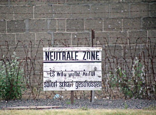 KZ Sachsenhausen, Schild auf dem Neutrale Zone steht