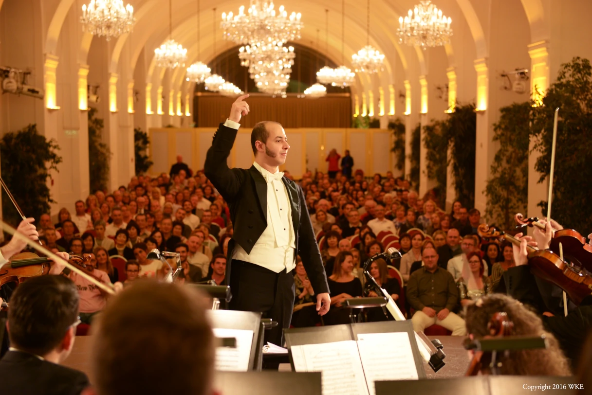 Schloss Schönbrunn Konzerte, Dirigent während eines Stückes, Blick vom Orchester in den Saal