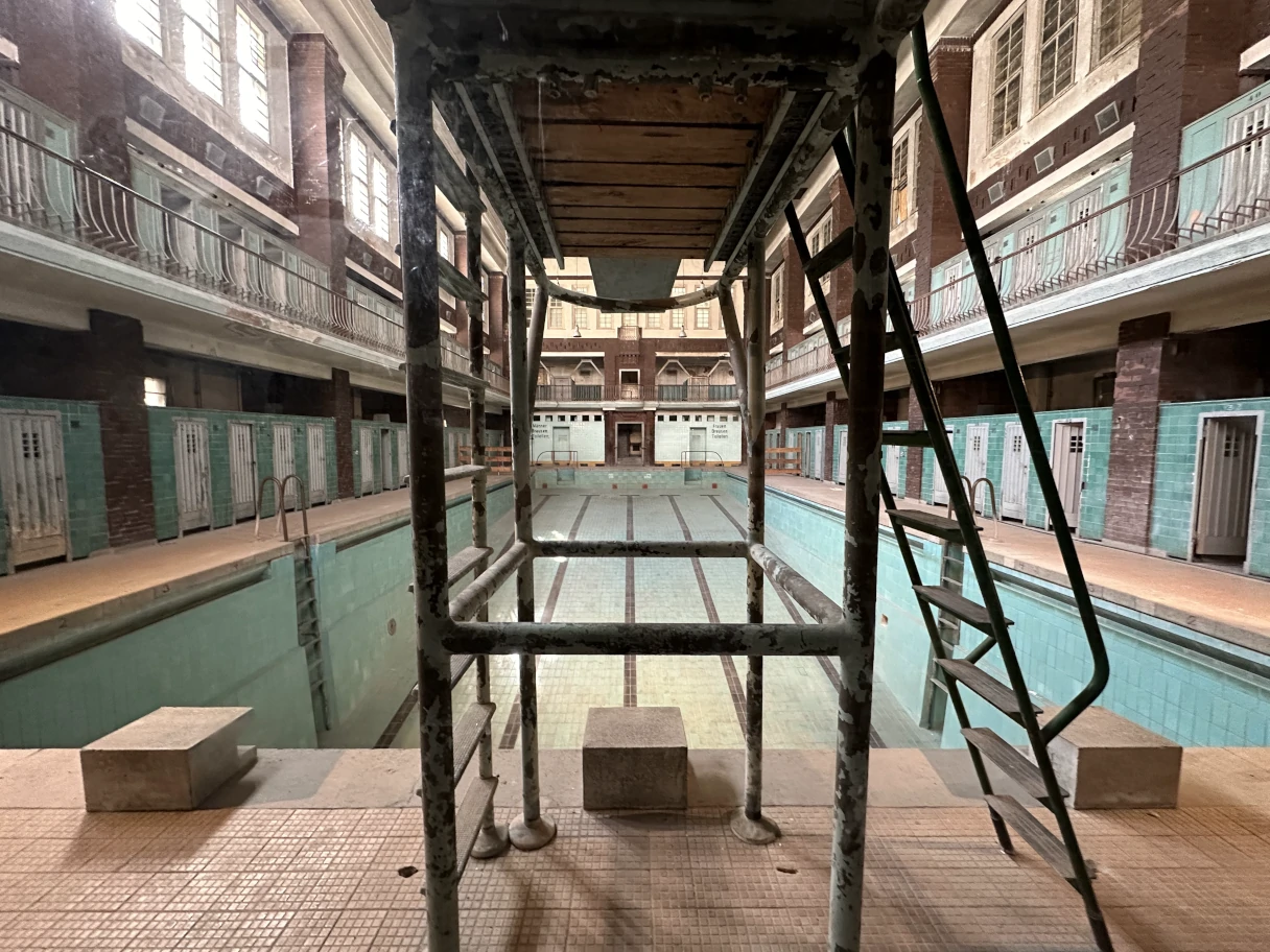 Stadtbad RELOADED: AMBILIGHT, view into the swimming pool through the five-meter diving tower