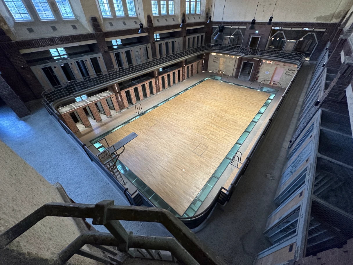 Stadtbad RELOADED, Blick in das alte Schwimmbecken und die Schwimmhalle, mehrere Etagen, ohne Menschen