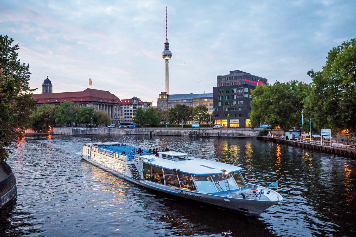 Stern und Kreisschiffahrt, ein Schiff legt von der Anlegestelle Jannowitzbrücke ab, im Hintergrund ist der Fernsehturm Berlin zu erkenen