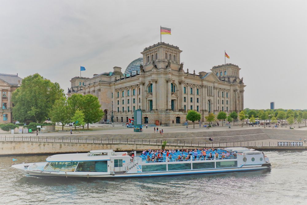 Stern und Kreisschiffahrt, Schiff fährt im Regierungsviertel am Reichstag vorbei