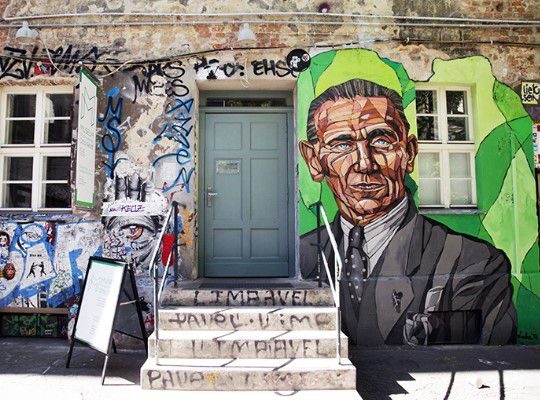 Street art, house Schwarzenberg at Hackescher Markt, man with green background on house wall