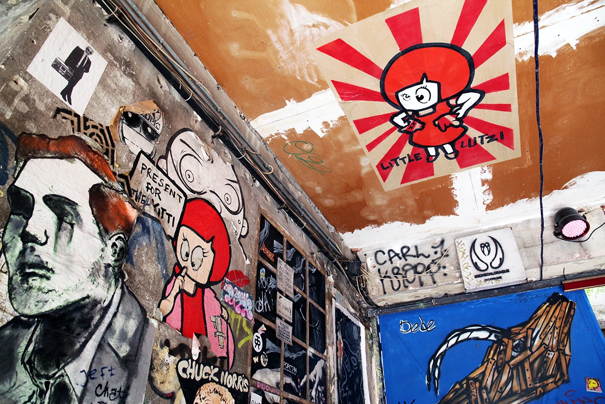 Street Art, Lucy von Street Art Künstler Elbocho hängt an der Hauswand