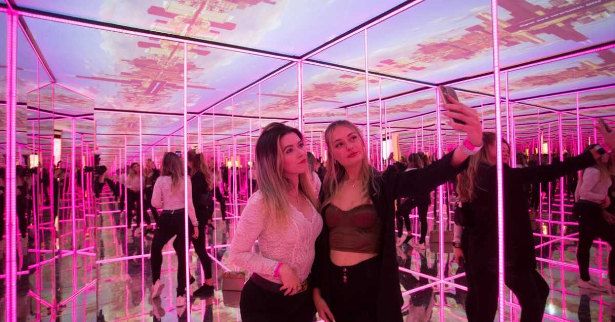 Selfie Magic At WOW! Gallery Berlin | EasyCityPass