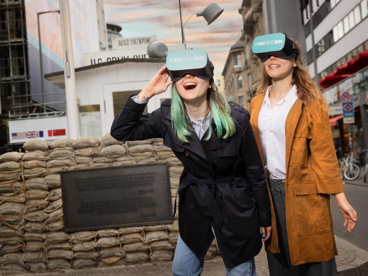 TimeRide, Checkpoint Charlie, zwei Frauen nutzen die virtual Reality Brillen für eine Stadtführung to go