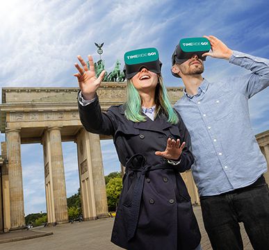 TimeRide, couple standing in front of Brandenburg Gate, wearing virtual reality glasses