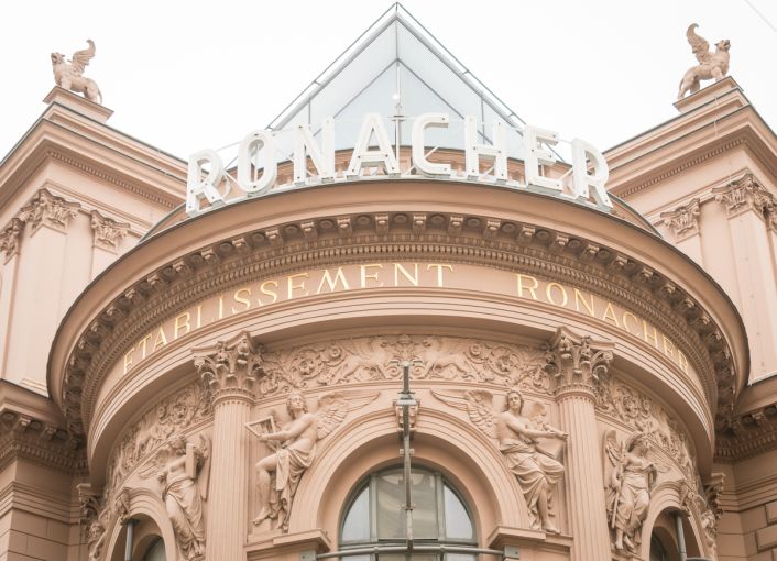 Das Bild zeigt in Nahaufnahme die Fassade eines Gebäudes mit dem Schriftzug 