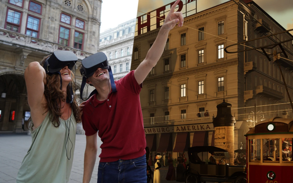eine junge Frau und ein junger Mann mit VR-Brillen stehen auf einem Platz und sehen den Platz mit einert Tram historisch